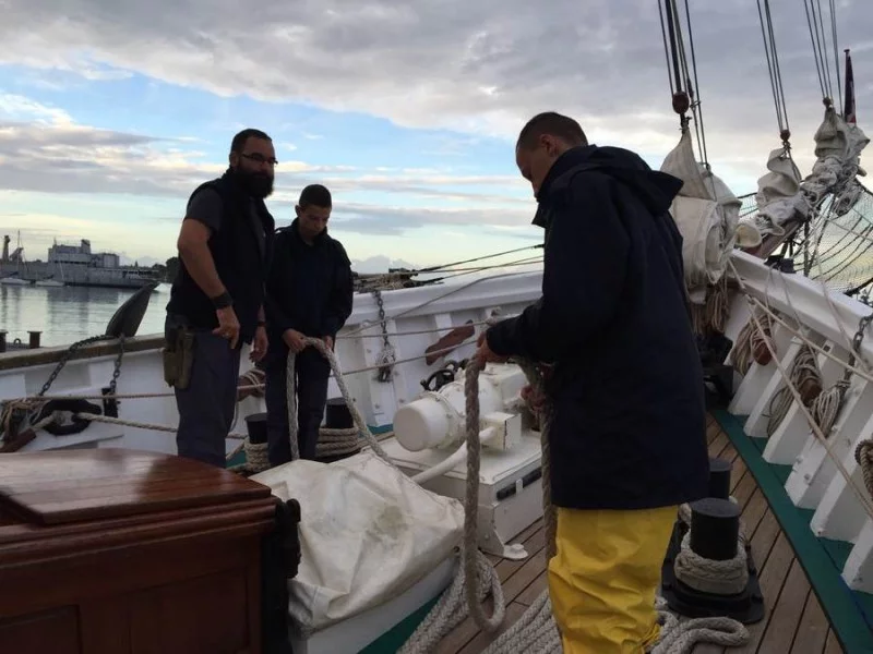 Les mousses embarquent sur la goélette Belle Poule
