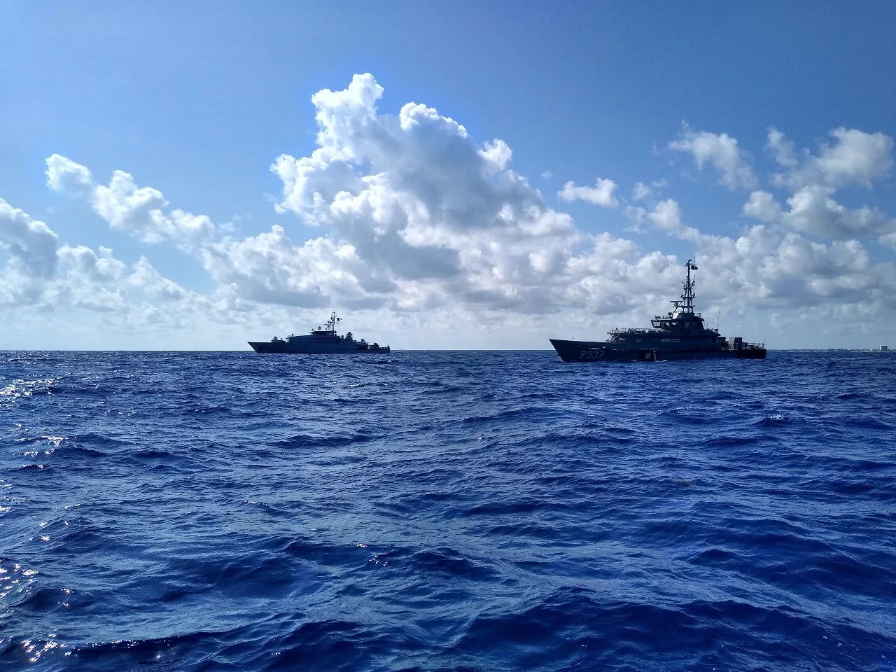 Le patrouilleur La Combattante de la marine nationale et le patrouilleur côtier ARM Tulum
