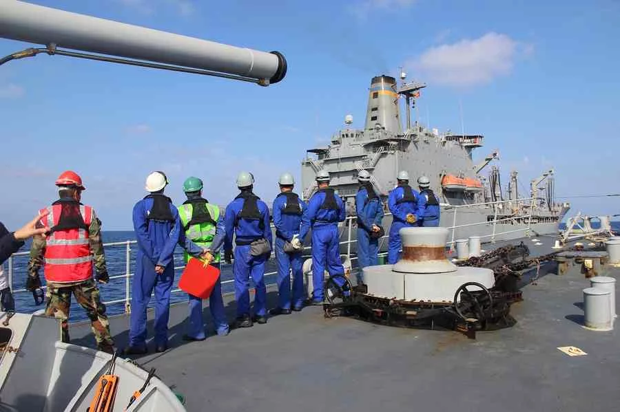 Ravitaillement entre le patrouilleur Premier maître L’Her et un pétrolier-ravitailleur américain