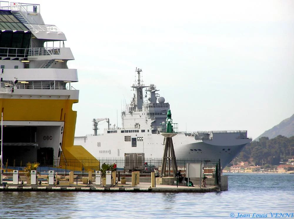 Le Mistral se montre devant le port de Toulon