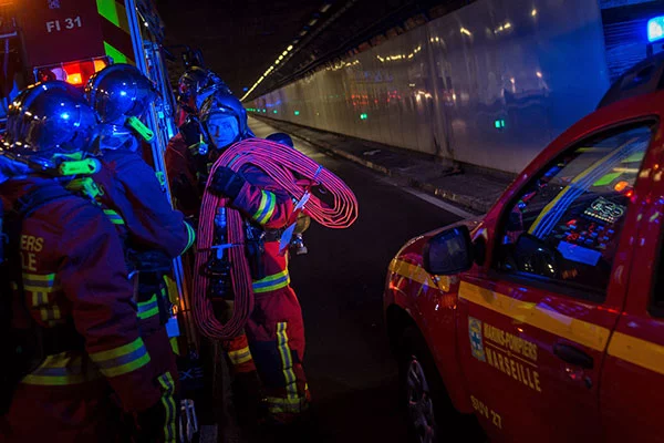 Feu de voiture à l'intérieur du tunnel Prado Carenage