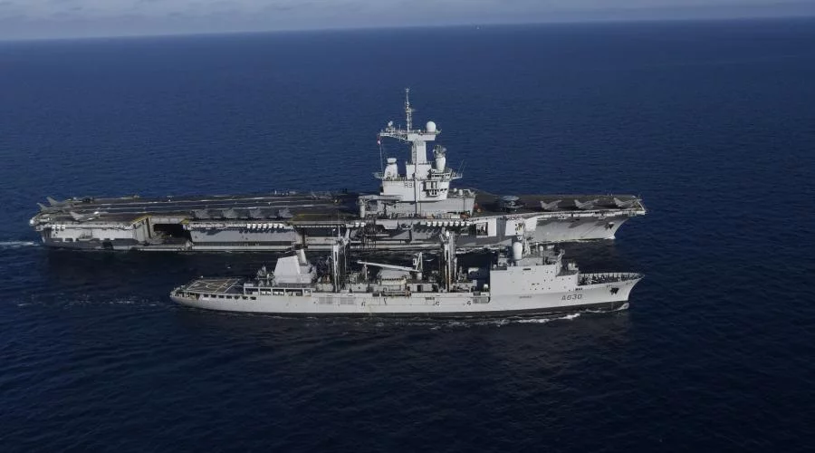 Le porte-avions Charles de Gaulle se ravitaille auprès de la Marne
