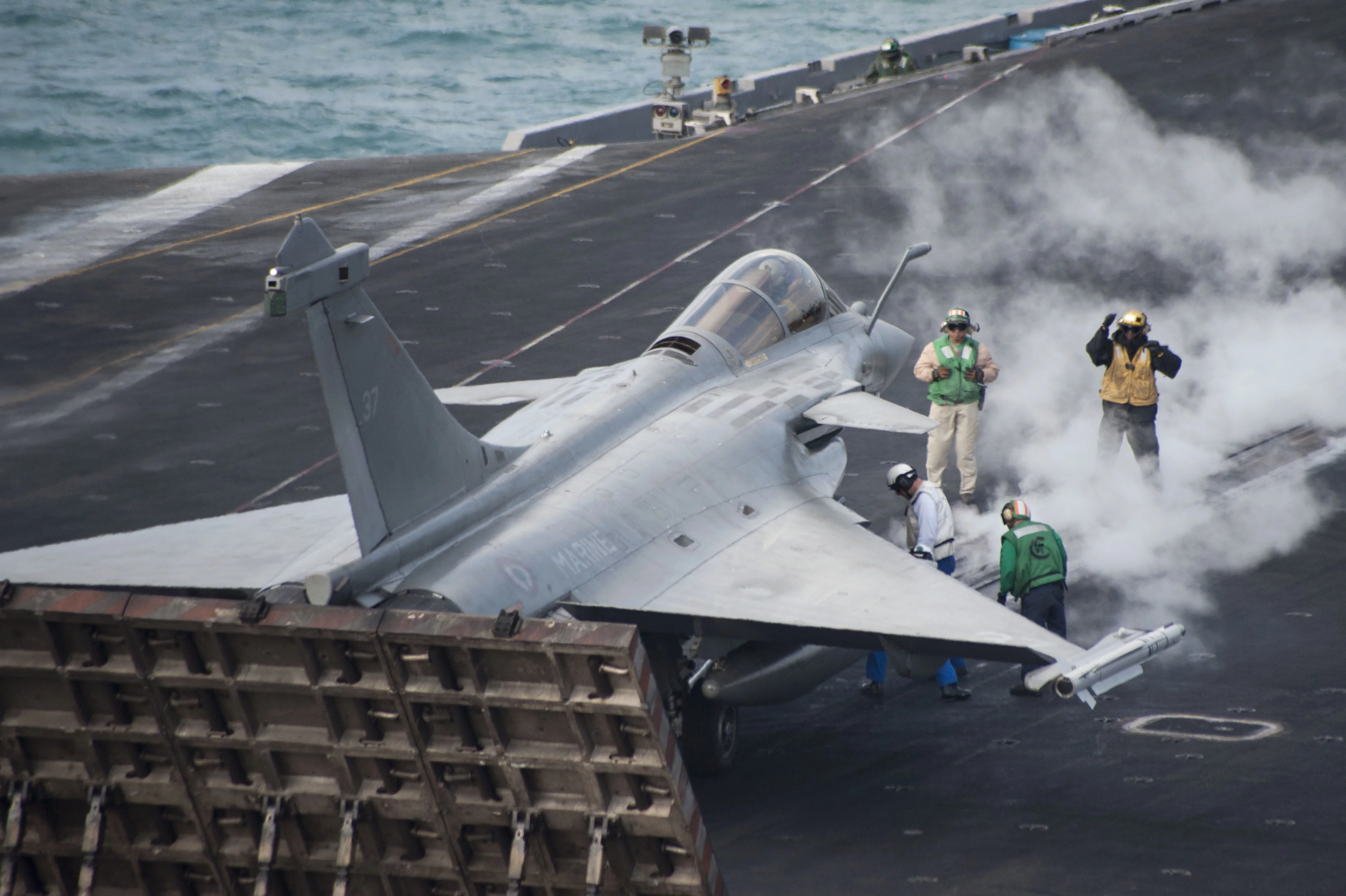 Un Rafale du Charles de Gaulle se prépare à décoller du porte-avions USS Harry S. Truman