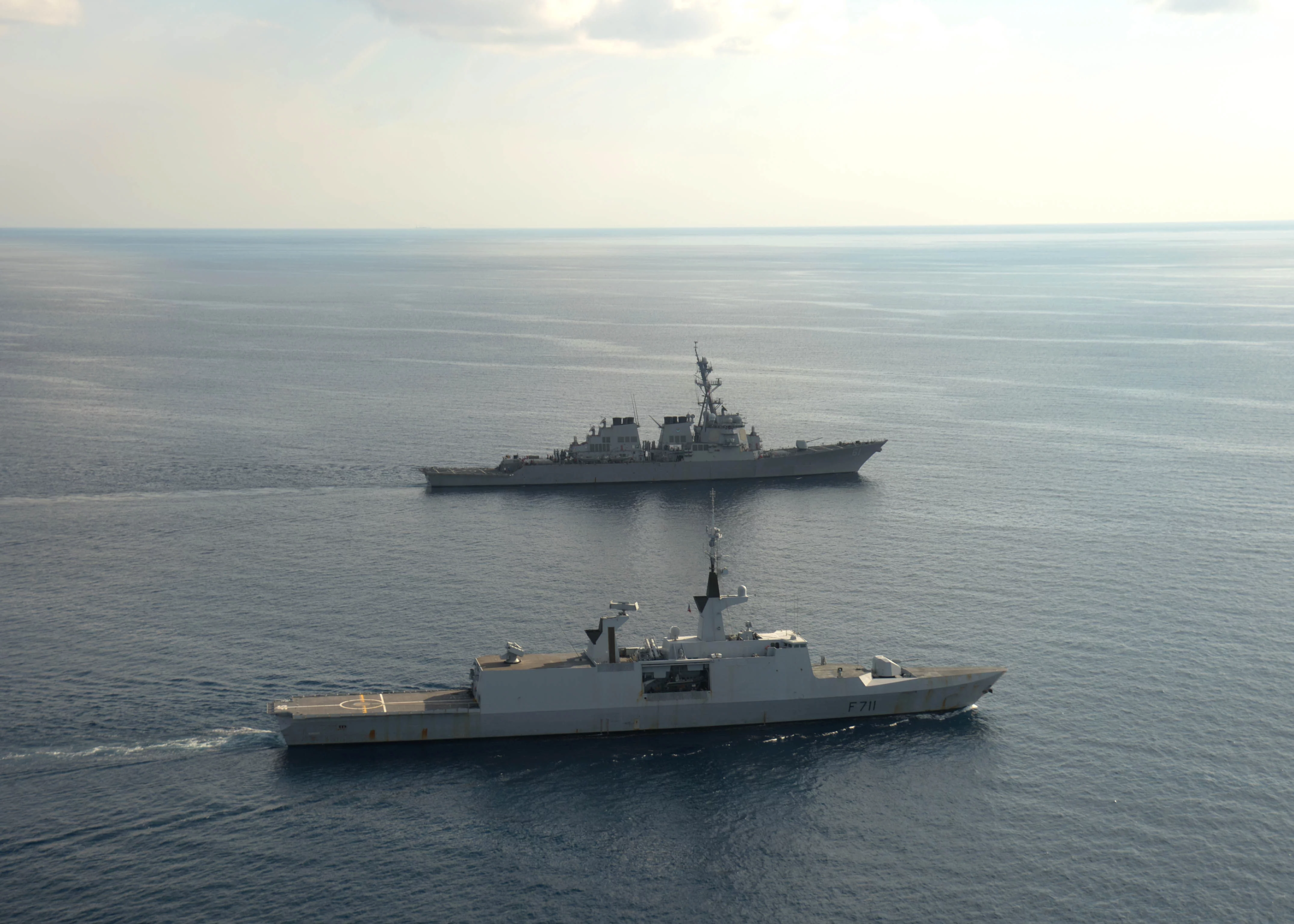 Le destroyer USS Ramage et la frégate Surcouf naviguent côte à côte en Méditerranée