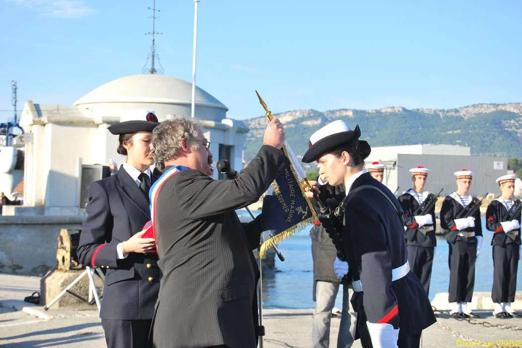 M. le maire remet son fanion à la PMM