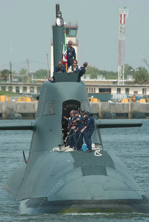 Le Salvatore Todaro se prépare à accoster