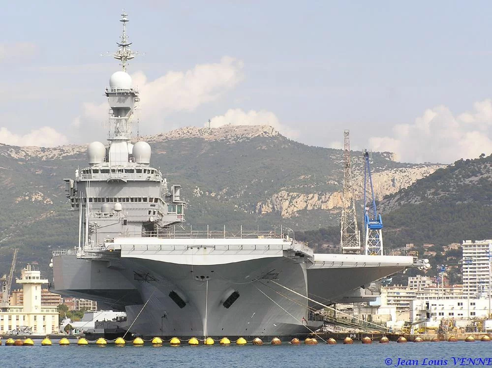 Le porte-avions Charles de Gaulle après son retournement