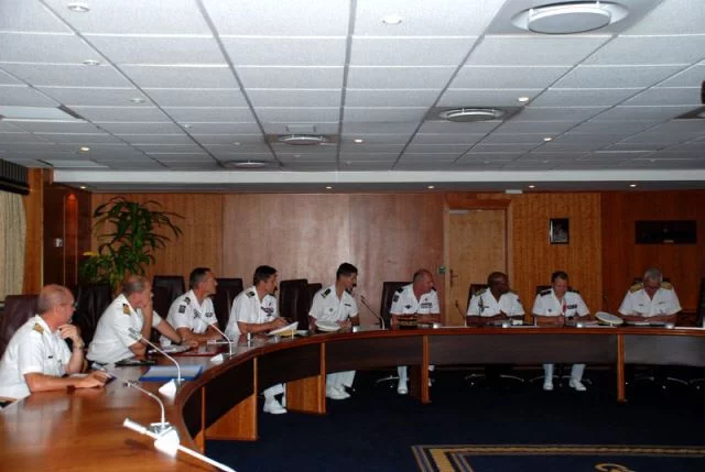 Les délégations discutent dans la salle de conférence