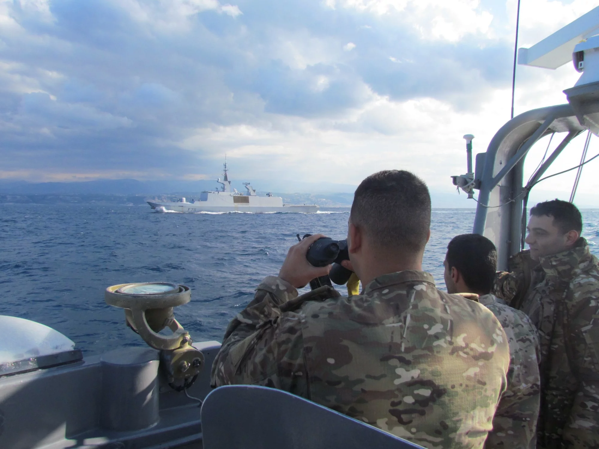 Le Surcouf vu depuis le patrouilleur libanais Beirut