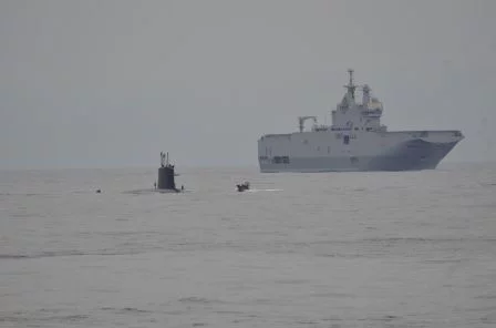 Le groupe Jeanne d’Arc rencontre un sous-marin en mer