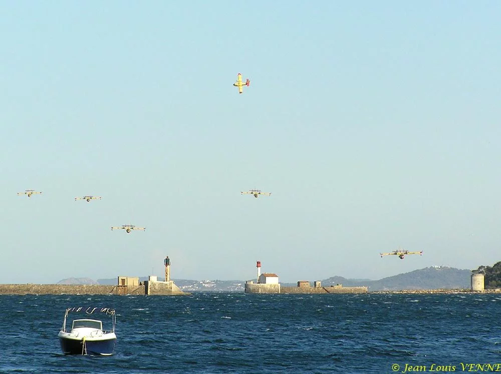 Les Canadairs interviennent au-dessus de Saint Mandrier