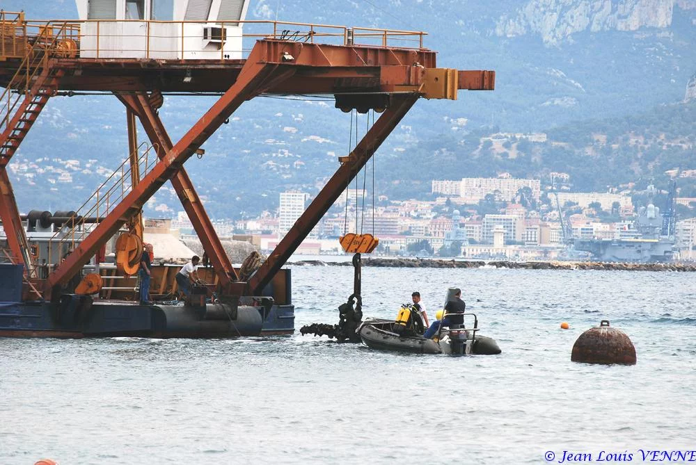 Le Castor 02 relève les ancres et les chaînes de la Rance et du Cdt Rivière