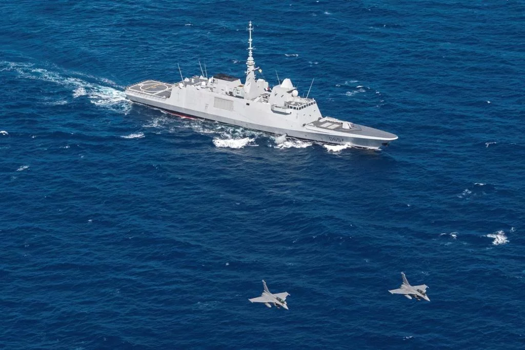 La frégate Auvergne survolée par des Rafale de l'armée de l'air