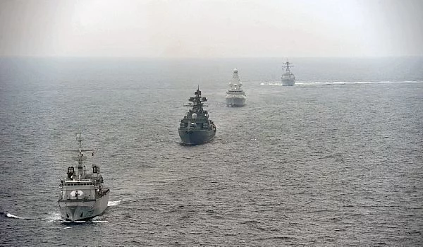 Evolutions navales entre les bâtiments participant à l'exercice FRUKUS