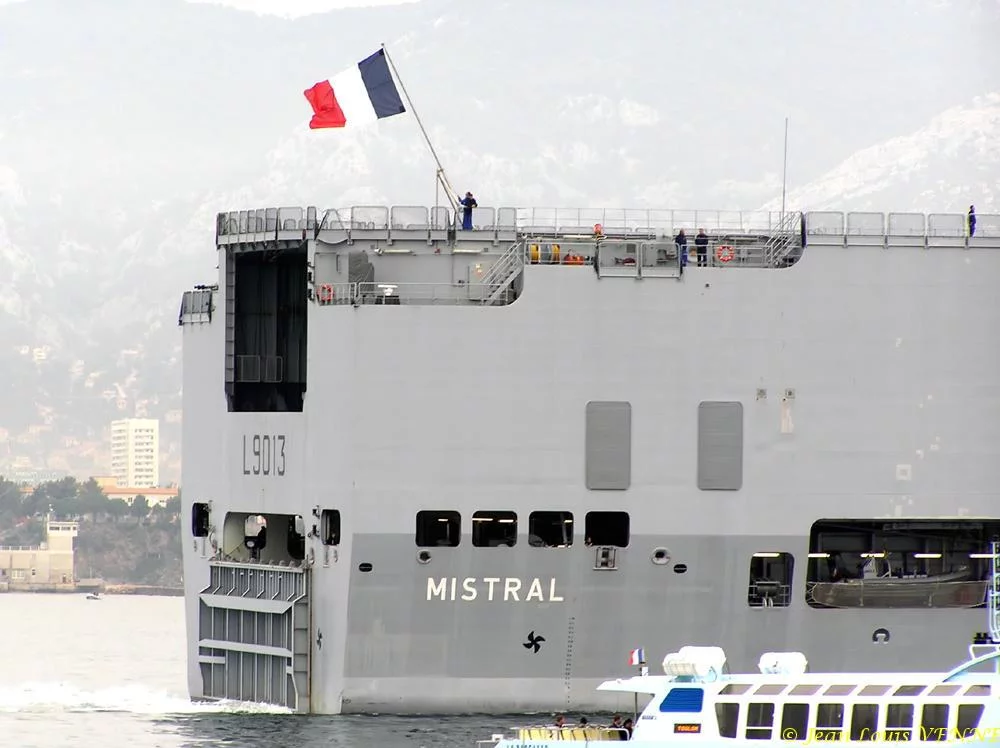 Le Mistral appareille pour des essais