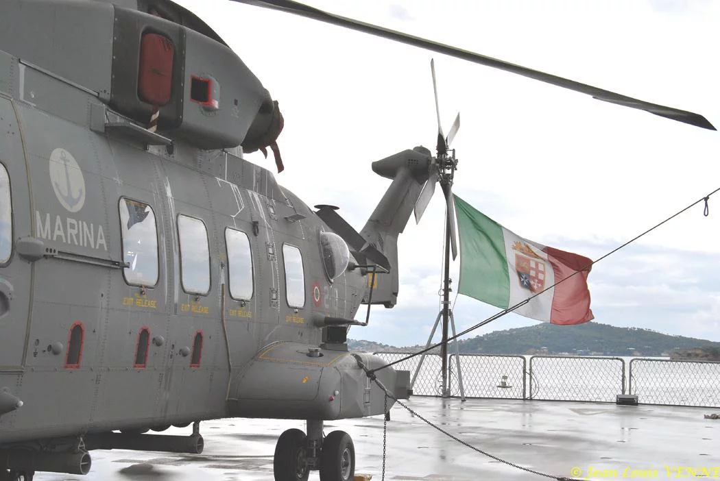 Un hélicoptère EH-101