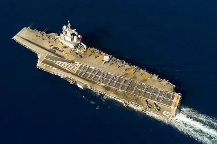 Une carte postale signée de tout l’équipage du Charles de Gaulle