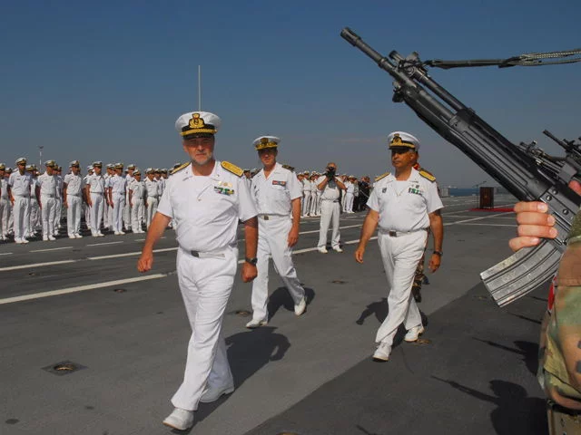 L'amiral Mantelli passe les troupes en revue