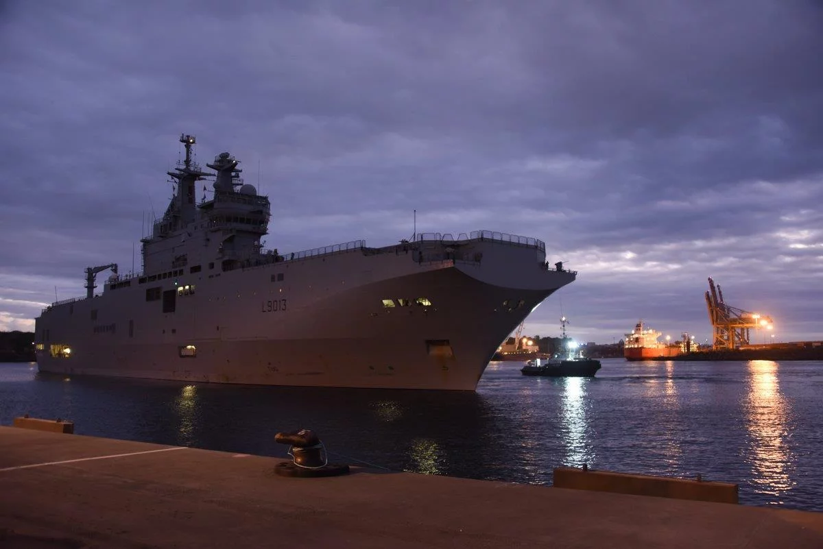 Le porte-hélicoptères Mistral accoste à La Réunion