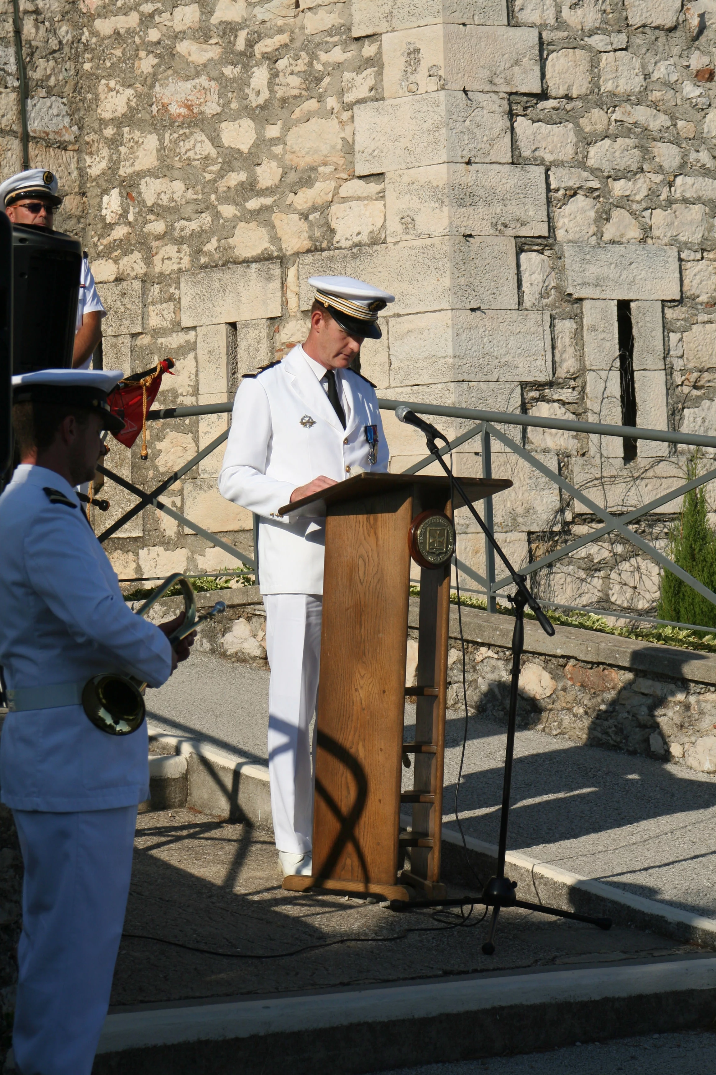 Le commandant quittant