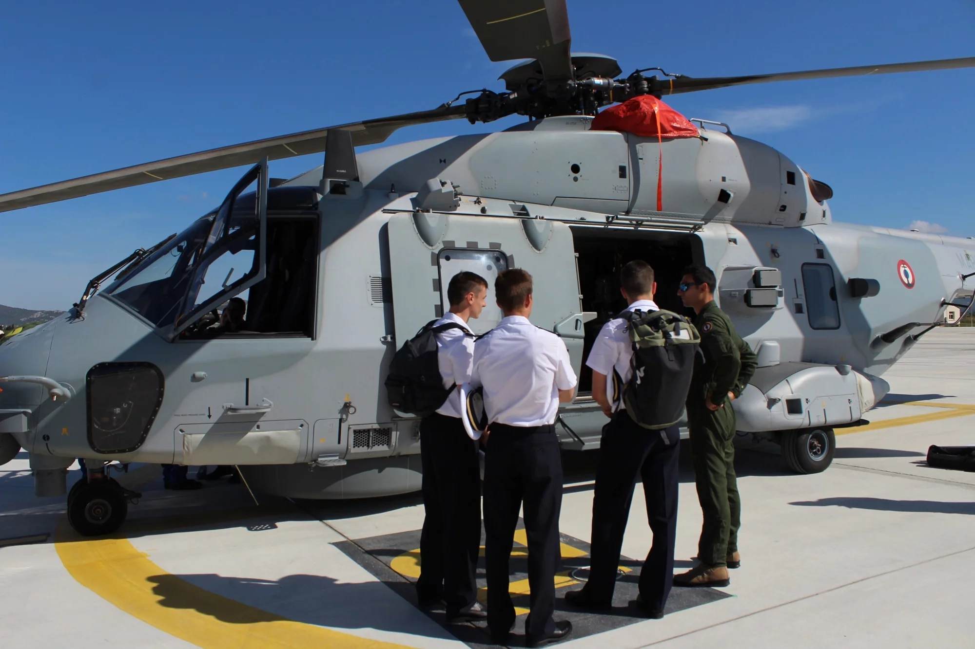 Des stagiaires de la PMS Etat-Major rencontrent un pilote de Caïman Marine