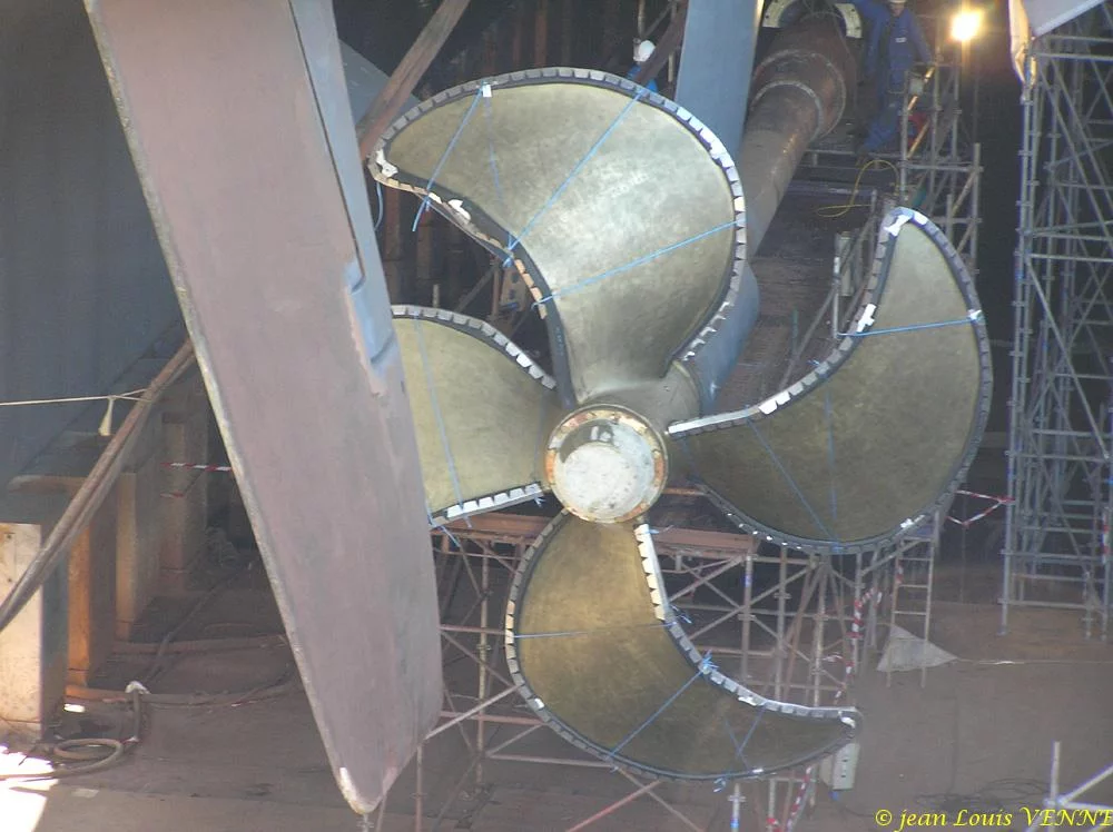 La première hélice du porte-avions