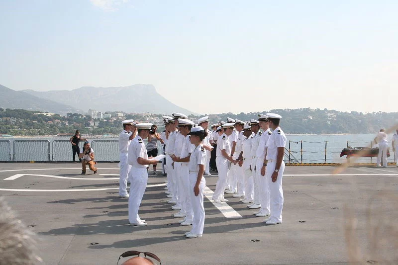 Les officiers-élèves de la promotion 2012 de l'Ecole Navale reçoivent leur diplôme