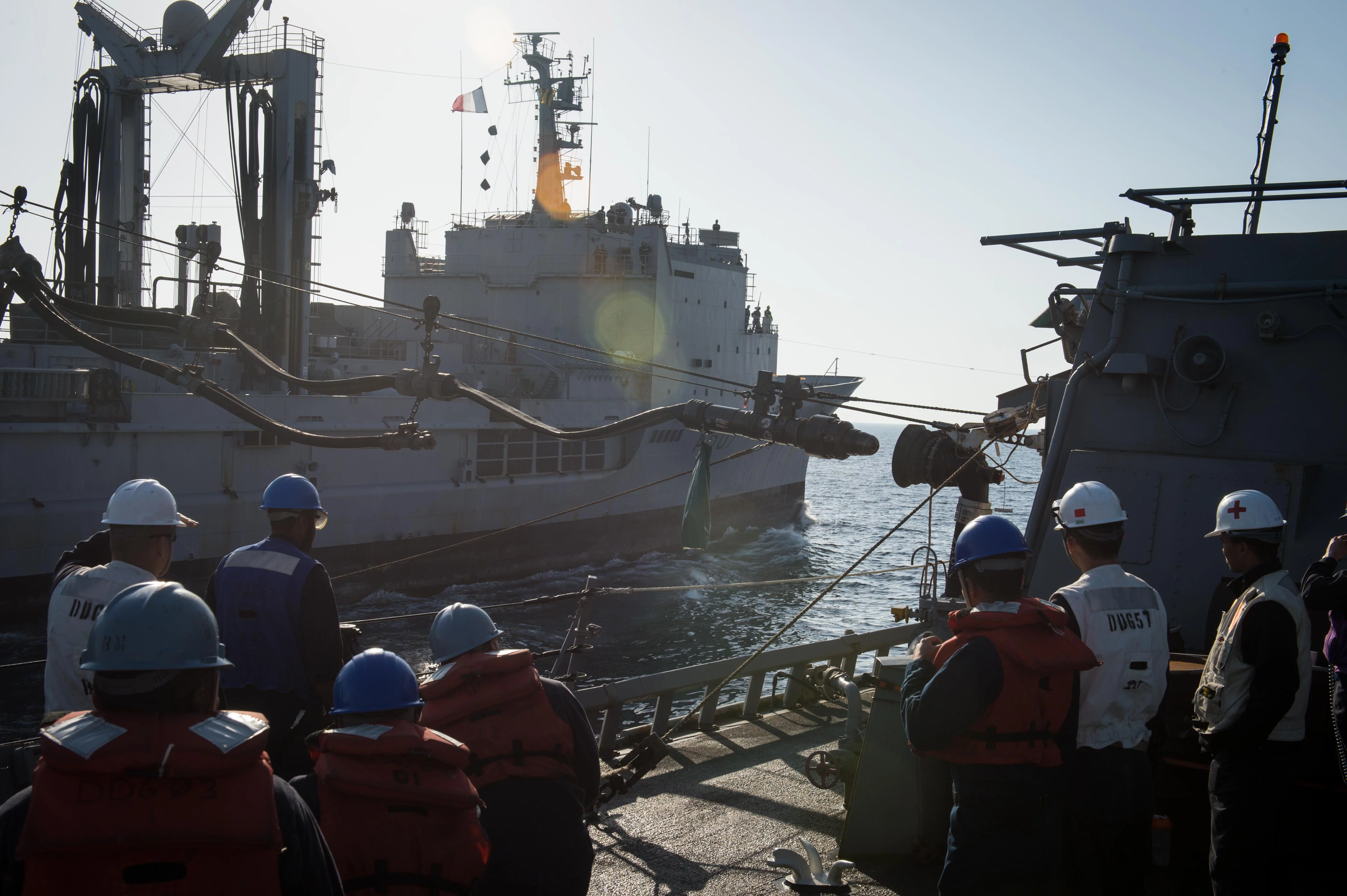 Le pétrolier-ravitailleur Meuse ravitaille un destroyer américain
