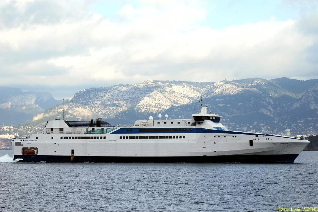 Le Liamone sort de la base navale de Toulon pour des essais