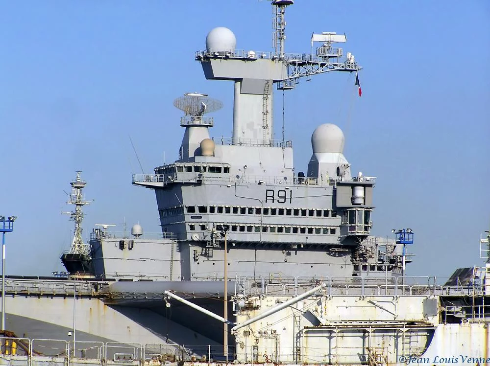 Le Charles de Gaulle entre au bassin