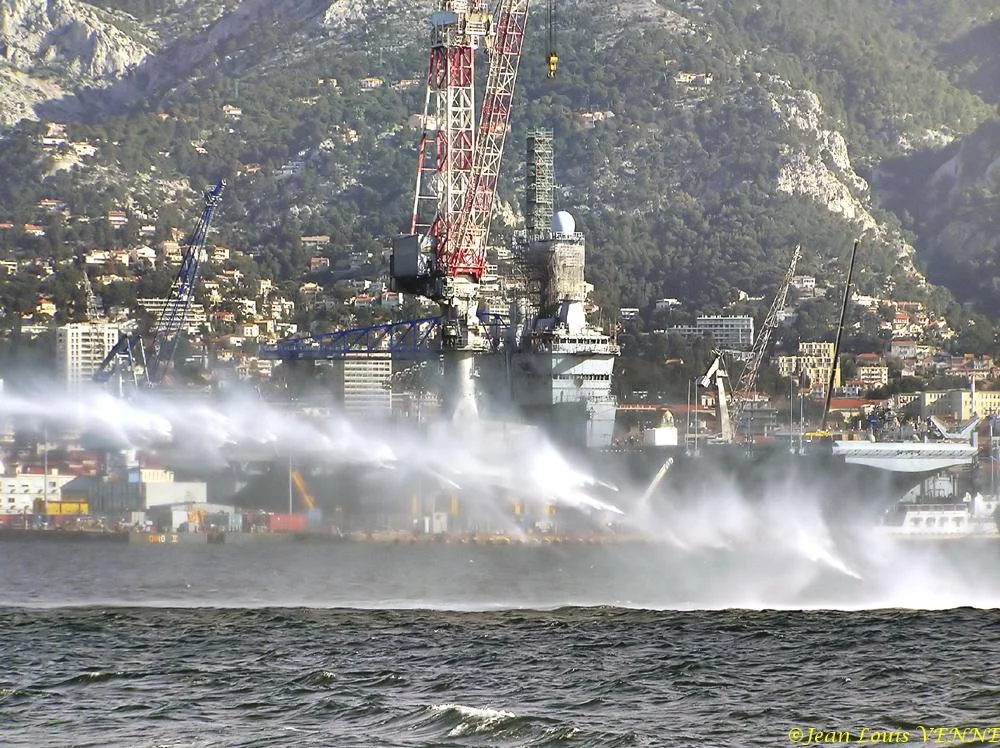 L'Estérel essaie son canon Ã  eau