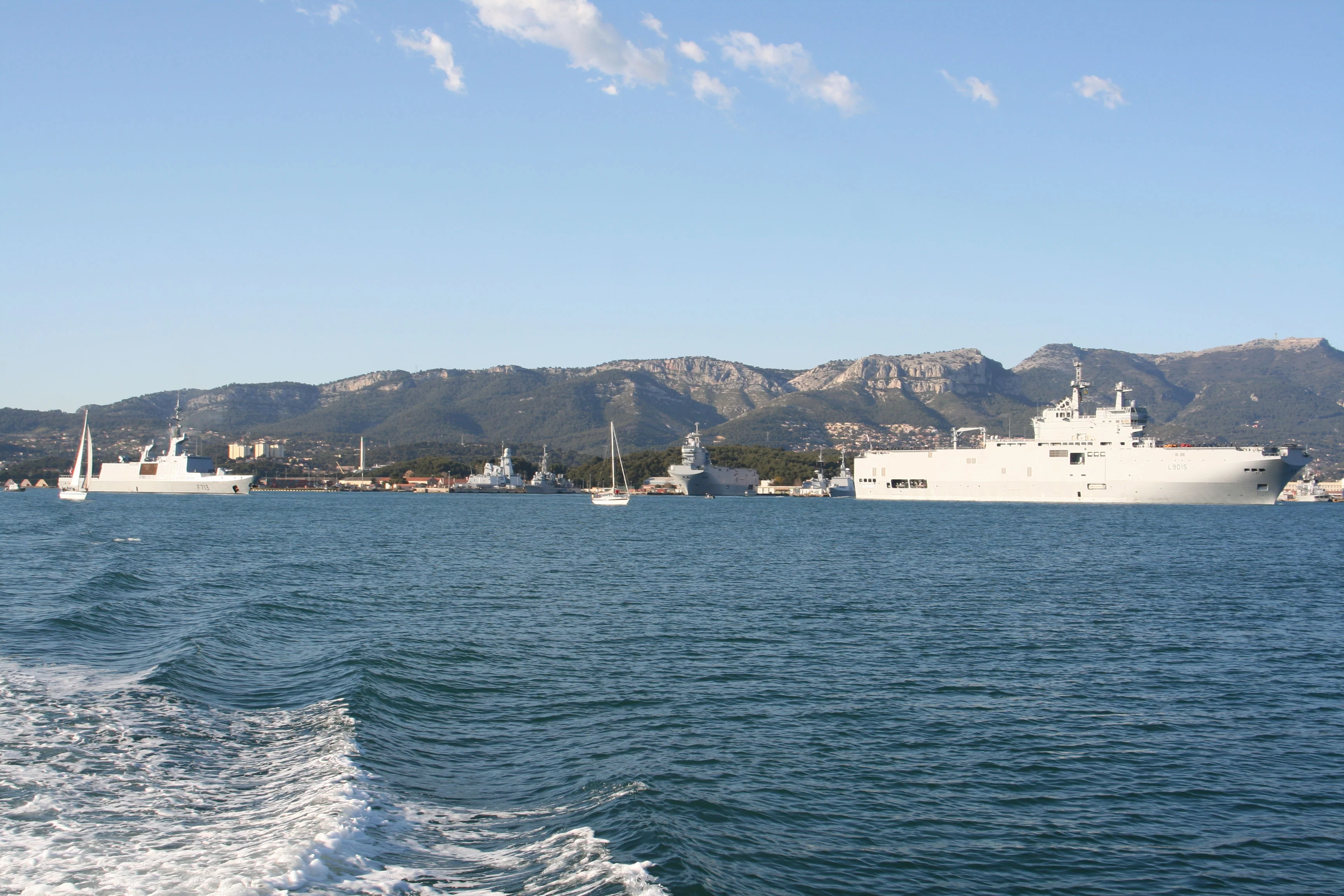 Le BPC Dixmude et la frégate Aconit