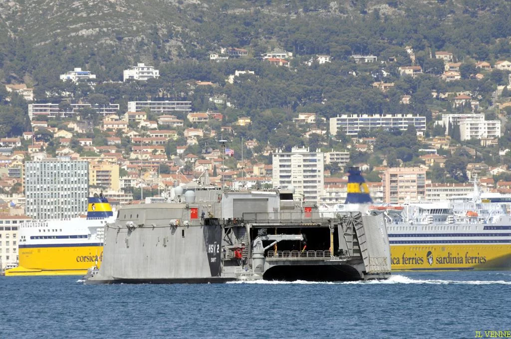 Le catamaran américain Swift arrive à Toulon
