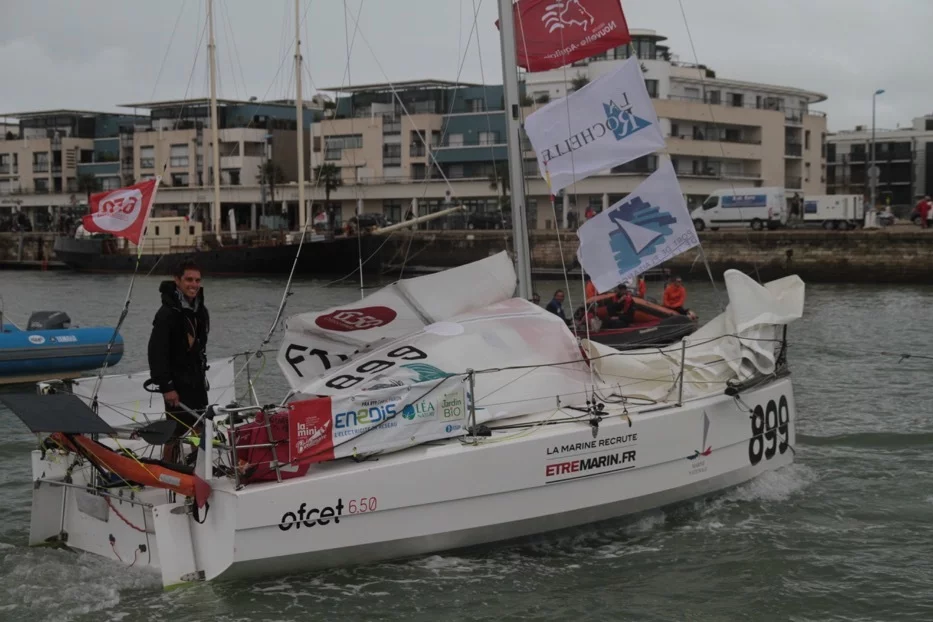 Le premier-maître Cédric Faron participe à la Mini Transat 2017 à la barre de son voilier baptisé « Marine nationale ».