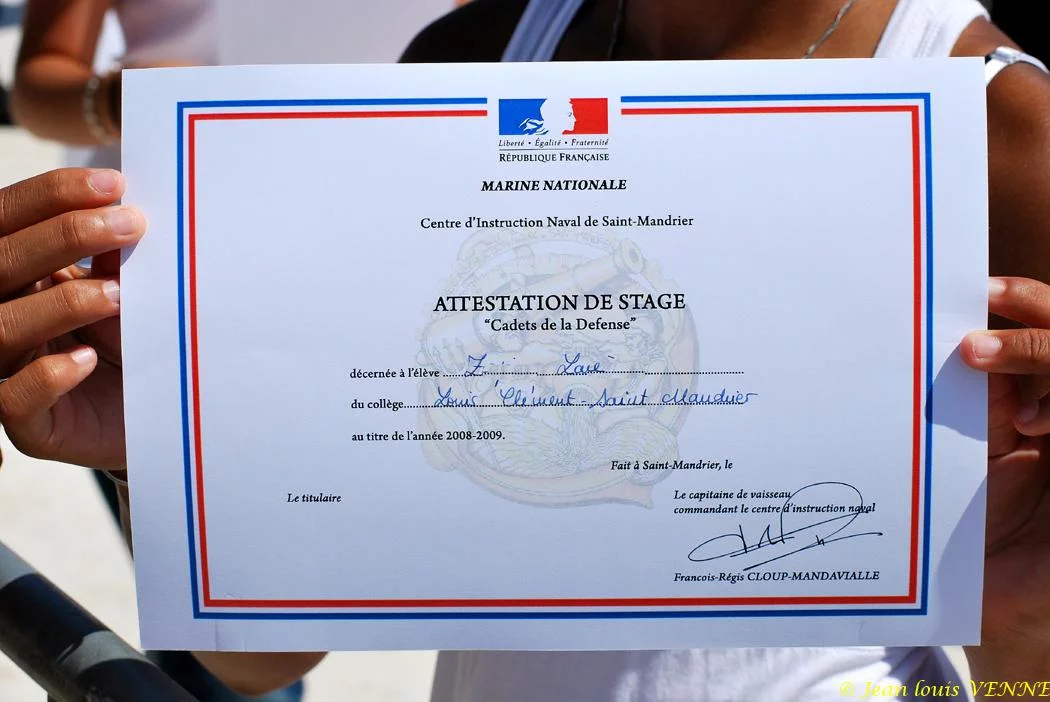 Un cadet de la Défense reçoit son attestation