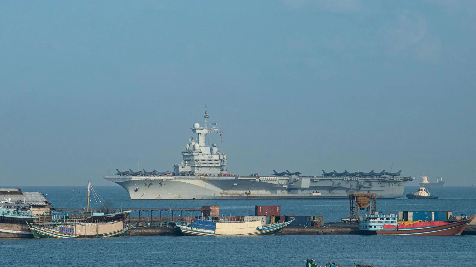 Le porte-avions Charles de Gaulle arrive à Djibouti