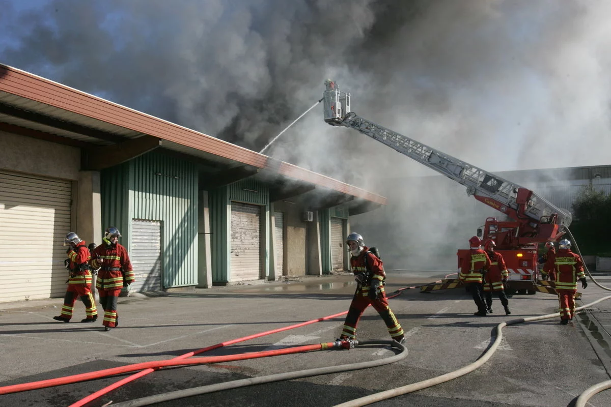 Les marins-pompiers de Marseille interviennent sur l'incendie au MIN des Arnavaux