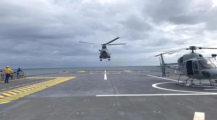 Un hélicoptère Puma de l'armée de l'air se pose sur le porte-hélicoptères Mistral