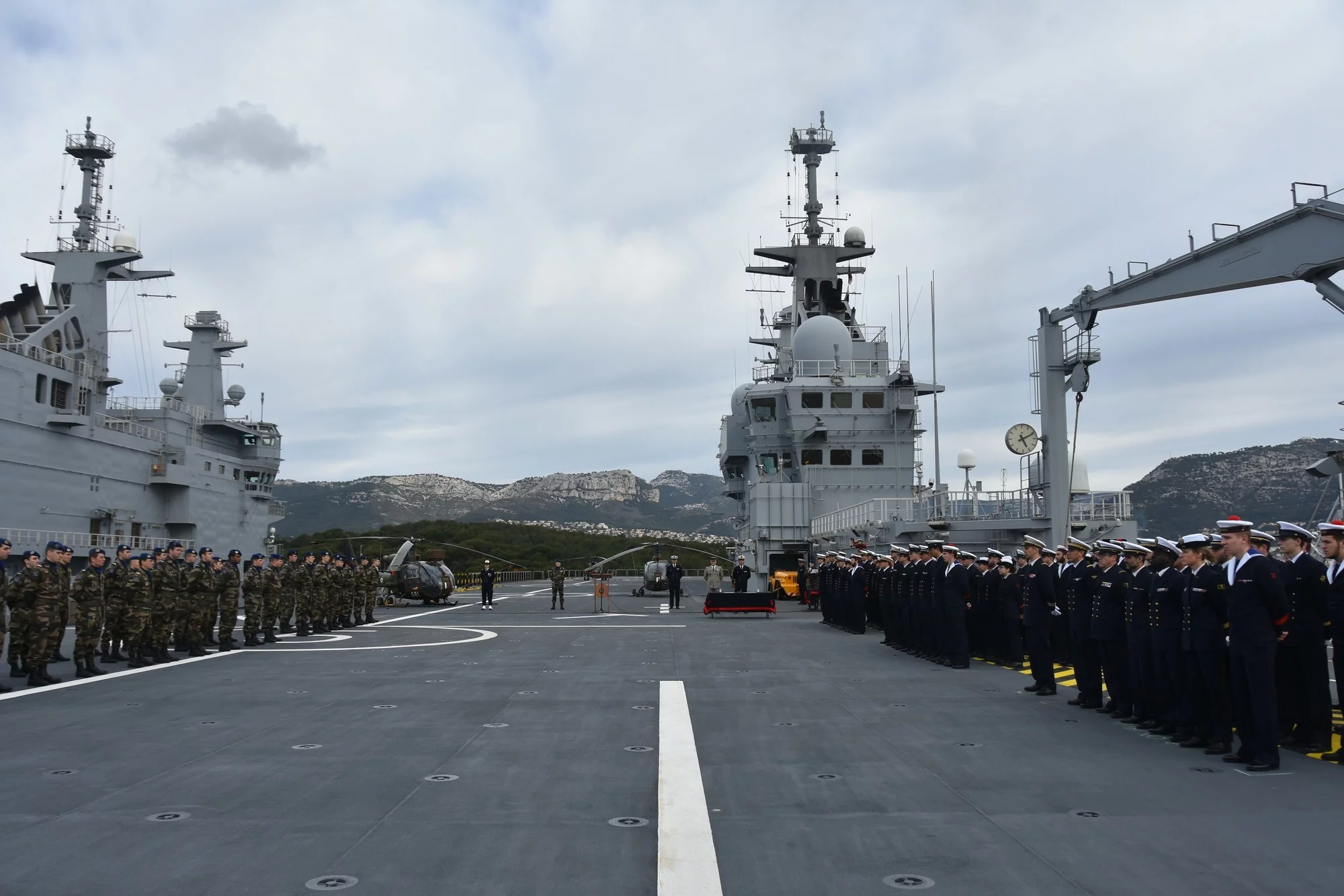Le Dixmude et le 3ème régiment d’hélicoptères de combat réunis sur le pont d'envol