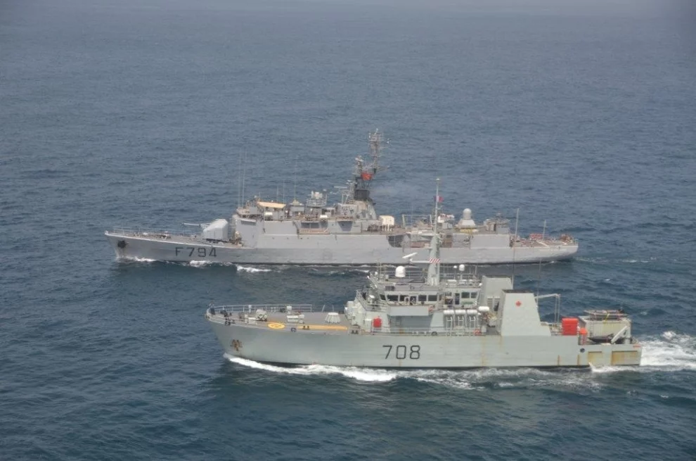 L'aviso Enseigne de vaisseau Jacoubet et le chasseur de mines canadien Moncton