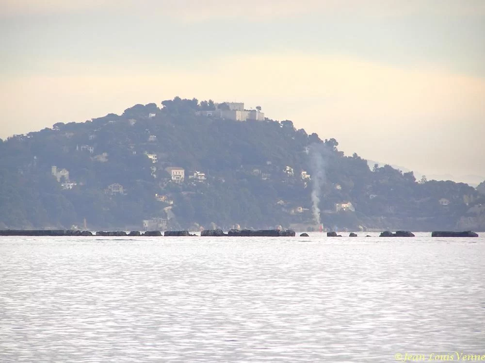 La jetée qui protège la rade de Toulon
