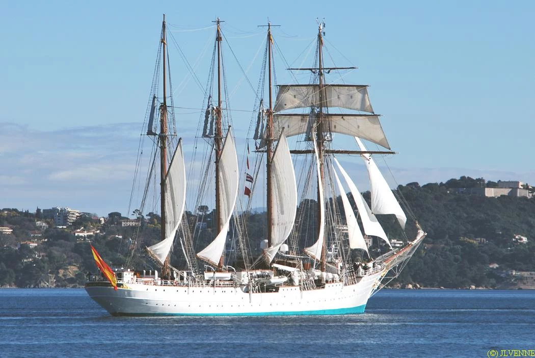 Le voilier-école espagnol Juan Sebastian de Elcano appareille de Toulon