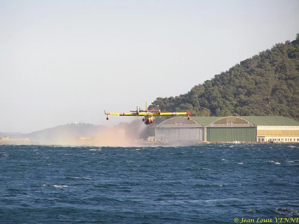 Les Canadairs interviennent au-dessus de Saint Mandrier