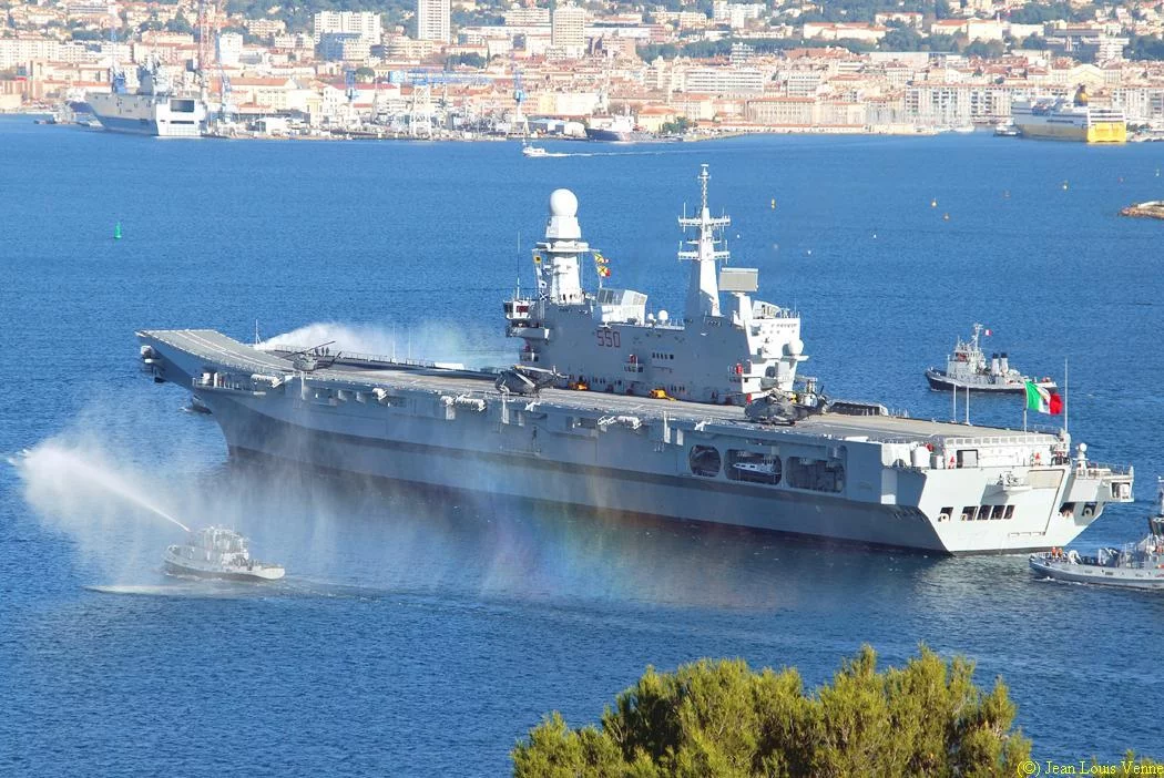 Arrivée à Toulon du porte-aéronefs italien Cavour