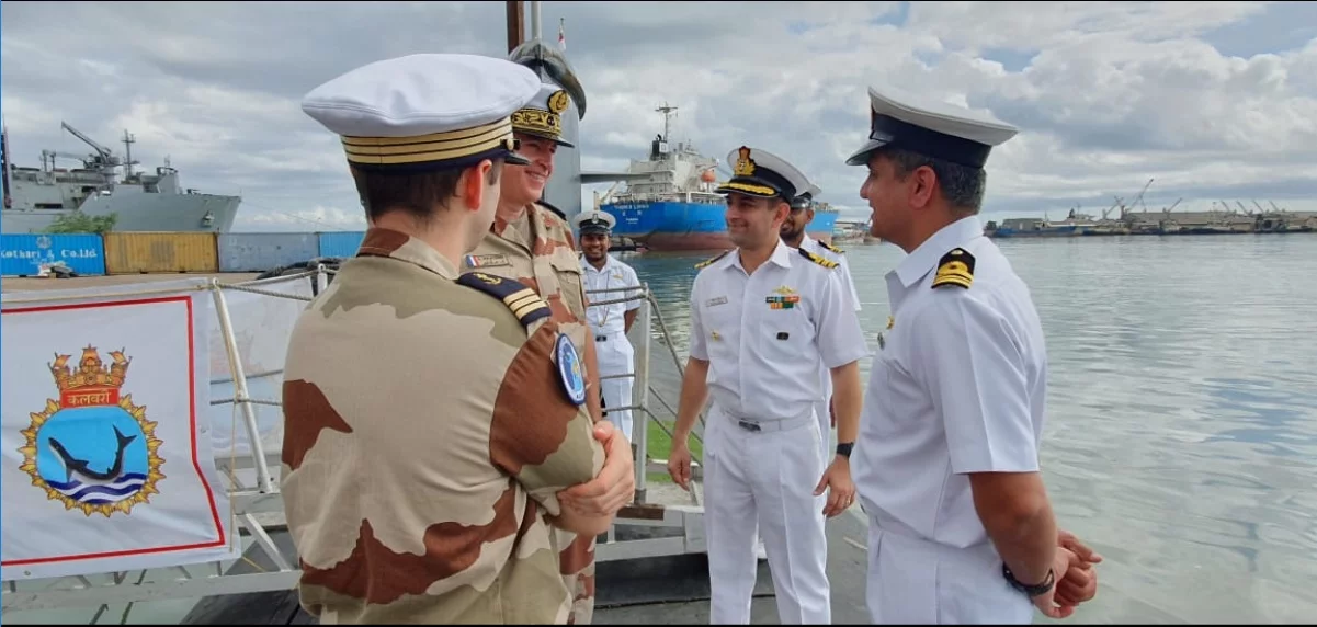 L'amiral Maleterre, ALINDIEN, accueilli à bord du sous-marin indien