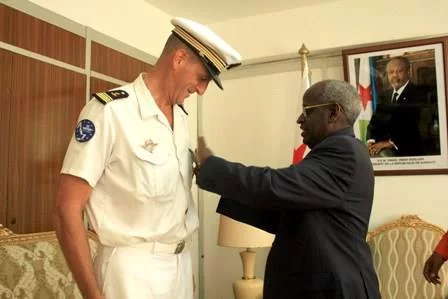 Le capitaine de corvette Luc de Saint Sernin décoré par le Premier-Ministre de Djibouti