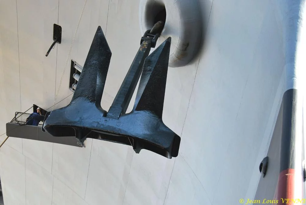 Le Charles de Gaulle ré-embarque ses lignes de mouillage