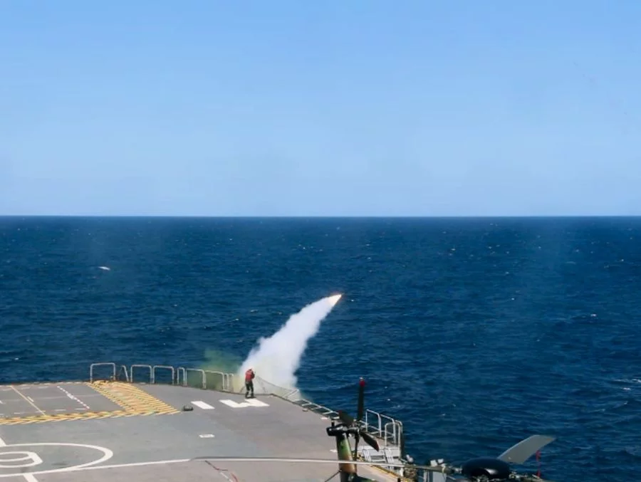 Tir d'un missile Mistral depuis le BPC Mistral