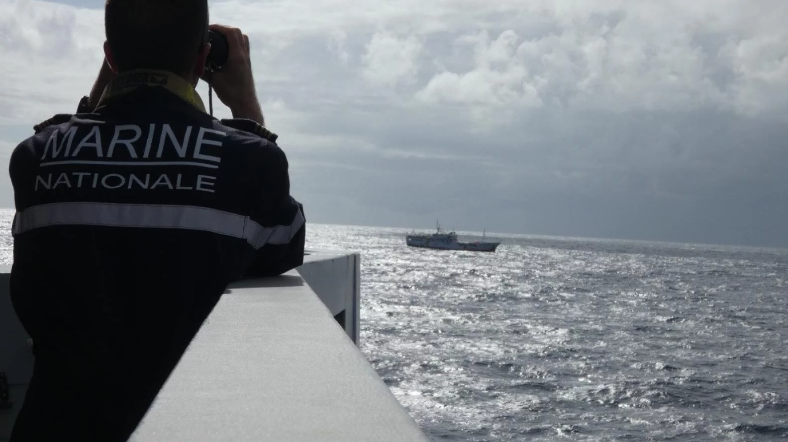 Le bâtiment de soutien et d’assistance d’outre-mer (BSAOM) Bougainville contrôle un bateau de pêche