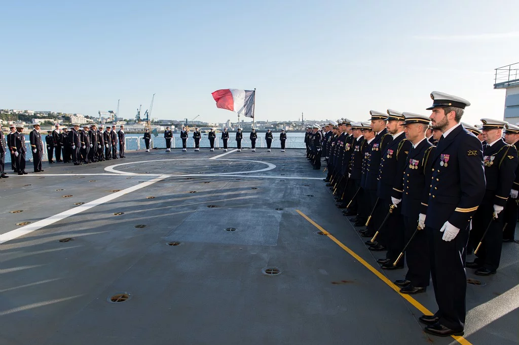 Le chef d’état-major de la marine témoigne sa satisfaction à l’équipage du « Monge »